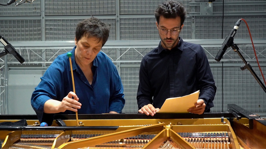 Georgia Spiropoulos avec Alvise Sinivia, pianiste, en studio à l'Ircam  © Murielle Ducas, Ircam